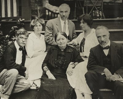 بدون عنوان Stieglitz ، Agnes ، الأم Hedwig ، Julius ، Selma ، and Lee على خطوات أوكلون ، 1910 أو 1912. بواسطة ألفريد ستيجليتز