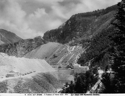 Monte Freddone على امتداد Iacco في Apuane Alps في Arni (LU) مع محاجر الرخام (b / w photo) بواسطة فراتيلي اليناري