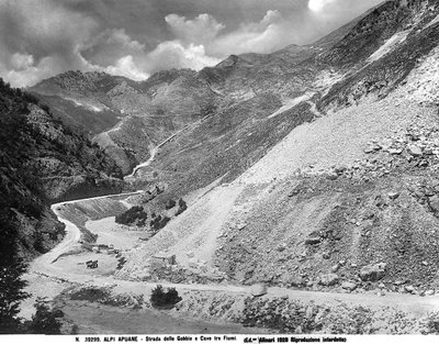 منظر لطريق Gobbie مع محاجر الرخام في منطقة Tre Fiumi في جبال Apuane Alps في Garfagnana (LU) (صورة b / w) بواسطة فراتيلي اليناري