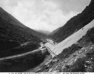 منظر Valle del Serra من جسر Desiata مع محاجر الرخام على طول مقطع الطريق Seravezza-Trambiserra في جبال Apuane Alps (صورة b / w) بواسطة فراتيلي اليناري