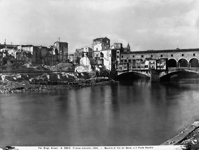 الحرب العالمية الثانية: الأضرار الناجمة عن القصف في Via de'Bardi بالقرب من Ponte Vecchio ، في فلورنسا. كانت هذه الصورة في السابق جزءًا من مجموعة Brogi ، ولكنها الآن تنتمي إلى مجموعة Alinari (صورة بالأبيض والأسود) بواسطة فراتيلي اليناري
