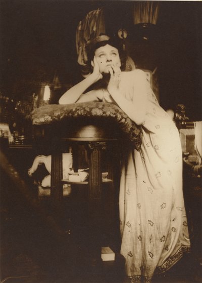 عارضة أزياء نسائية ترتدي تاج ، باريس ، 1899 (طبعة جيلاتينية منغم بني داكن) بواسطة ألفونس موشا