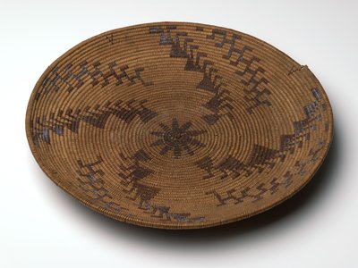 صينية غربلة الدقيق من Acorn ، c.1860-1909 (القيقب ، لحاء redbud والصفصاف) بواسطة أماندا ويلسون