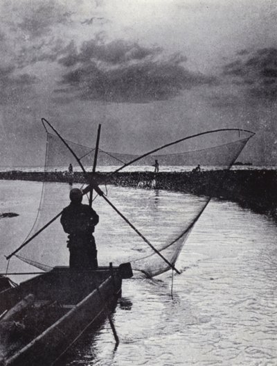 صياد ياباني يرسم شبكته (صورة بالأبيض والأسود) بواسطة المصور الأمريكي (بعد)