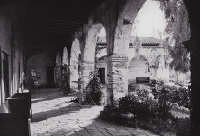 كاليفورنيا: Mission San Juan Capistrano ، التي تأسست عام 1776 ، جنوب لوس أنجلوس (b / w photo) بواسطة المصور الأمريكي (بعد)