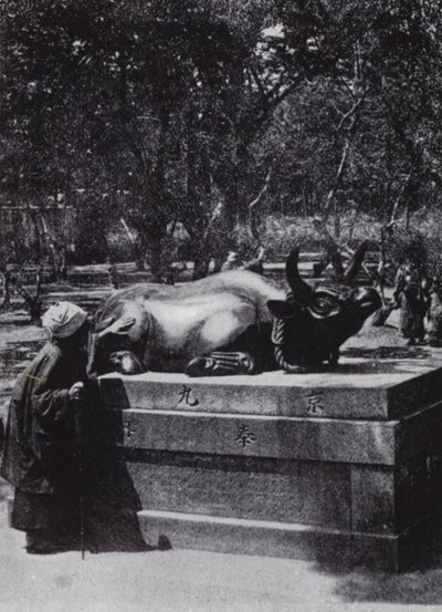 امرأة متدينة تضرب ثورًا من البرونز (صورة b / w) بواسطة المصور الأمريكي (بعد)