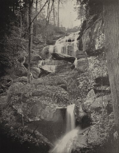 Fall Creek Cascade ، نورث كارولينا (صورة b / w) بواسطة المصور الأمريكي (بعد)