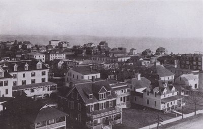 Old Orchard Beach ، مين: القرية التي تطل شرقًا من Old Orchard House (b / w photo) بواسطة المصور الأمريكي (بعد)