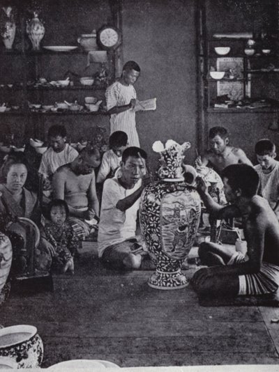 مصممو البورسلين في العمل ، في Kinkosan Works الشهيرة في Awata ، Kioto (b / w photo) بواسطة المصور الأمريكي (بعد)