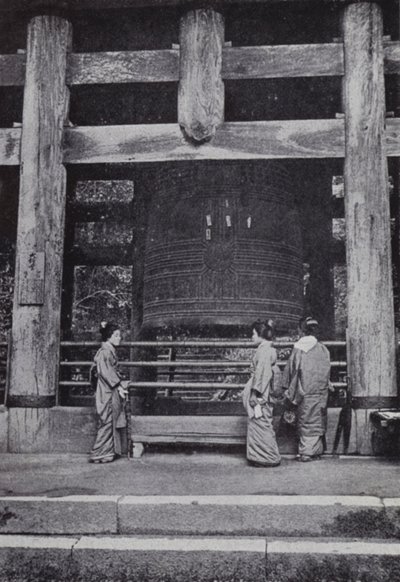 الجرس العظيم لمعبد Chiou-Ju (صورة b / w) بواسطة المصور الأمريكي (بعد)