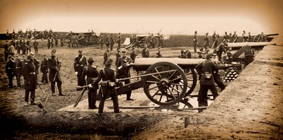 أول كونيتيكت مدفعية ثقيلة مدفعية في فورت ريتشاردسون ، أواخر عام 1861 بواسطة مصور أمريكي