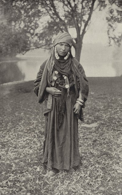 امرأة بدوية في الصحراء بواسطة مصور أمريكي