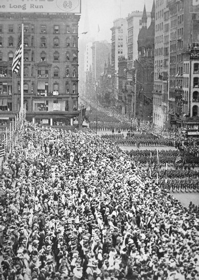 A United States Division parades through New York on the way to training camp prior to service in France بواسطة مصور أمريكي