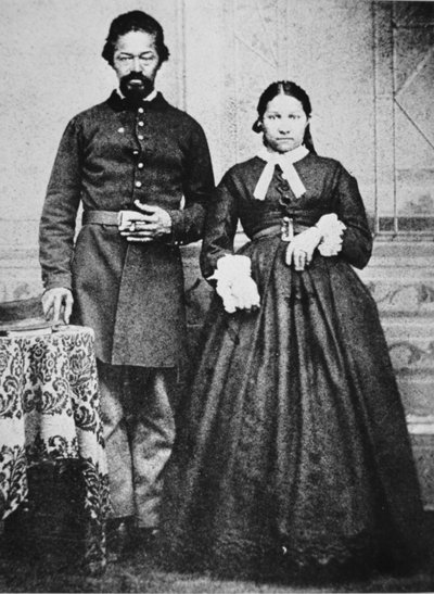 A black soldier of the Union Army with his wife, c.1865 (b/w photo) بواسطة مصور أمريكي