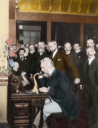 افتتح ألكسندر جراهام بيل (1847-1922) خط المسافات الطويلة بين نيويورك وشيكاغو في 18 أكتوبر بواسطة مصور أمريكي
