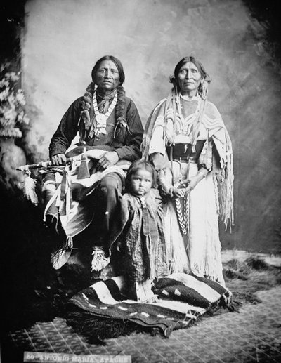Apache Chief Antonio Maria with his family بواسطة مصور أمريكي