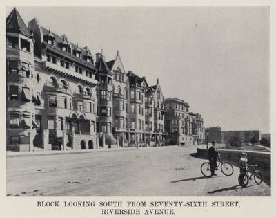 بلوك يتطلع إلى الجنوب من شارع Seventy-Sixth ، شارع Riverside (صورة b / w) بواسطة مصور أمريكي