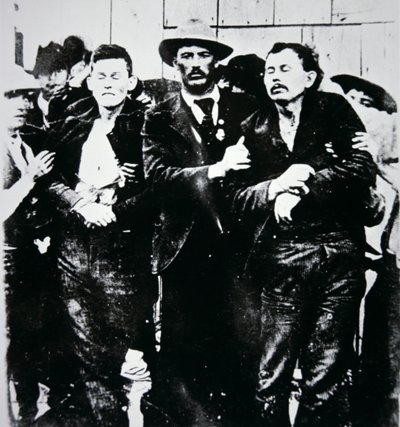 Bob and Grat Dalton with law officers بواسطة مصور أمريكي