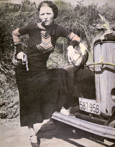بوني باركر تتظاهر بأنها `` قاسية '' بمسدس وسيجار ، حوالي عام 1934 (صورة أبيض وأسود) بواسطة مصور أمريكي