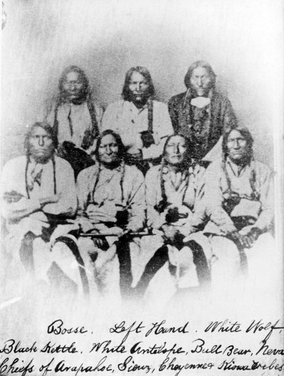 Bosse ، Left Hand ، White Wolf ، Black Kettle ، White Antelope ، Bull Bear ، Neva: Chiefs of Arapahoe ، Soiux ، Cheyenne and Kiowa ، c.1860-68 بواسطة مصور أمريكي