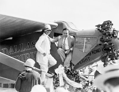 الكابتن والسيدة بي إروين في إزاحة الستار عن دالاس سبيريت في لاف فيلد ، 6 أغسطس 1927 بواسطة مصور أمريكي