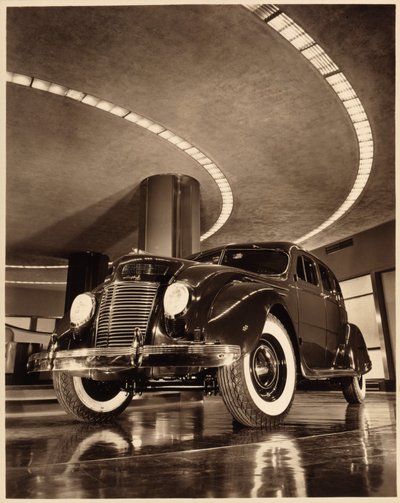 كرايسلر إيرفلو أربعة أبواب سيدان ، حانة. 1937 (صورة بني داكن) بواسطة مصور أمريكي