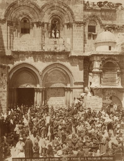 كنيسة القيامة ، القدس ، مع الفناء المزدحم بالحجاج المتجمعين لعيد الفصح ، 1898-1911 بواسطة مصور أمريكي