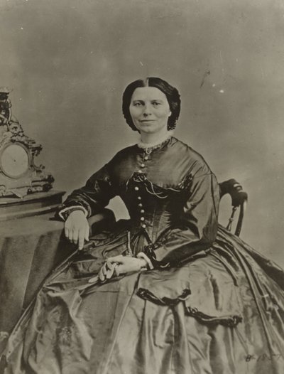 كلارا بارتون ، حوالي عام 1865 (صورة بالأبيض والأسود) بواسطة مصور أمريكي