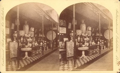 Collection of Japanese vases, urns, and screens, Japanese Court, Centennial International Exhibition بواسطة مصور أمريكي