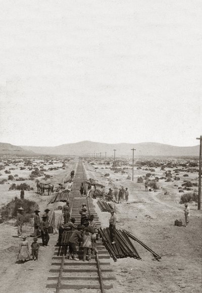 البناء في عام 1869 للسكك الحديدية في وسط المحيط الهادئ - نيفادا - قام العمال ببناء خطوط السكك الحديدية لشركة Central Pacific لبناء أول خط سكة حديد عابر للقارات في أمريكا الشمالية. (شركة سكك حديد وسط المحيط الهادئ) بواسطة مصور أمريكي