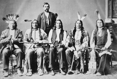 وفد من رؤساء Sioux ، بقيادة Red Cloud (1822-1909) في واشنطن العاصمة لرؤية الرئيس Ulysses S. Grant (1822-85) في 1870 (b / w photo) بواسطة مصور أمريكي