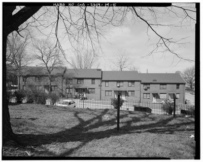 الجانب الشرقي - Clark Howell Homes ، Building J-1 ، 432 Venable Street ، Atlanta ، Fulton County ، GA (b / w photo) بواسطة مصور أمريكي
