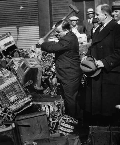 Fiorello La Guardia (1882-1947) حطم ماكينات القمار المصادرة بواسطة مصور أمريكي