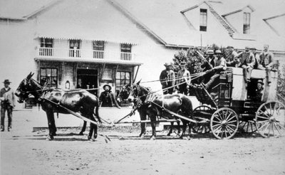 Stagecoach محملة بالكامل من الغرب القديم ، حوالي عام 1885 (صورة فوتوغرافية بالأبيض والأسود) بواسطة مصور أمريكي