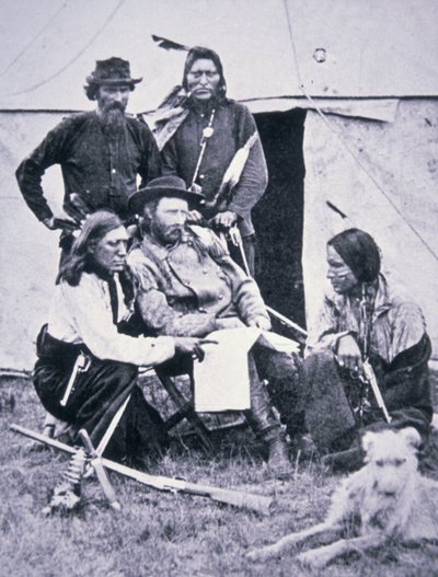الجنرال جورج أ.كوستر (1839-1876) مع الكشافة الهنود أثناء رحلة يلوستون عام 1873 بواسطة مصور أمريكي