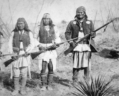 Geronimo and three of his Apache warriors بواسطة مصور أمريكي