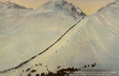 الباحثون عن الذهب يعبرون ممر تشيلكوت أثناء اندفاع ألاسكا للذهب ، 1896-1899 (صورة ملونة) بواسطة مصور أمريكي