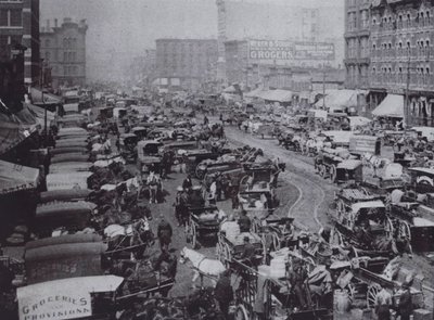Haymarket Square packed with horse-drawn carriages, Chicago بواسطة مصور أمريكي