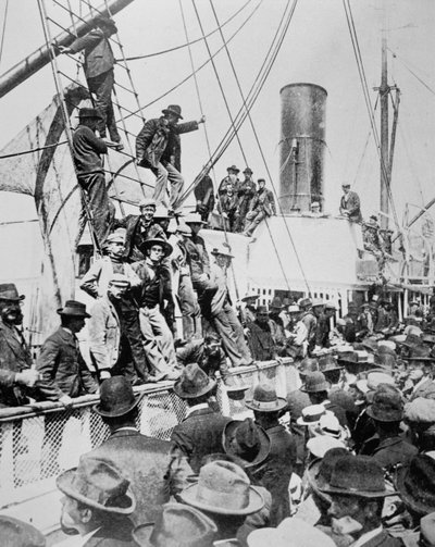 Hopeful prospectors leave Vancouver during the Klondike Gold Rush (1897-98) 1898 (b/w photo) بواسطة مصور أمريكي