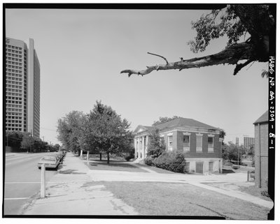 في السياق ، من الجنوب المواجه للشمال ، على طول شارع Luckie. - Clark Howell Homes، Anne Wallace Branch Carnegie Library، 538 Luckie Street، Atlanta، Fulton County، GA (b / w photo) بواسطة مصور أمريكي