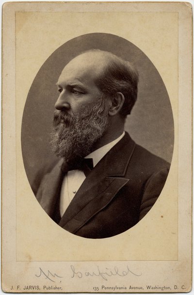 جيمس أبرام جارفيلد (1831-1881) ، الرئيس العشرون للولايات المتحدة الأمريكية ، تصوير جيه. إف جارفيس ، واشنطن العاصمة (صورة زخرفية) بواسطة مصور أمريكي