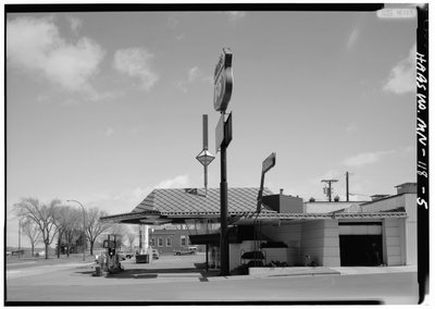 محطة خدمة شركة Lindholm Oil Company ، Cloquet ، مينيسوتا (b / w photo) بواسطة مصور أمريكي