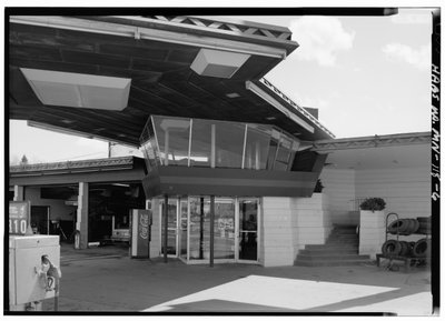 محطة خدمة شركة Lindholm Oil Company ، Cloquet ، مينيسوتا (b / w photo) بواسطة مصور أمريكي