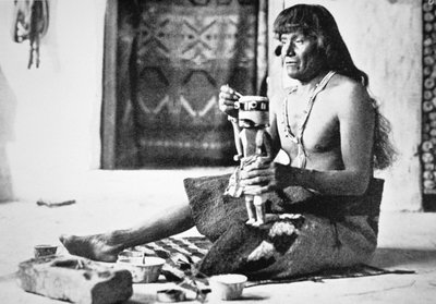 Man making a Kachina Doll, c.1890 (b/w photo) بواسطة مصور أمريكي