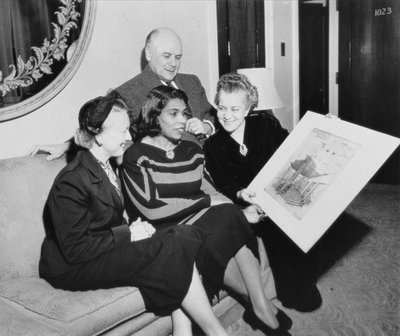 ماريان أندرسون (1897-1993) وريتشارد بوكي فولر (1895-1983) مع امرأتين أخريين بواسطة American Photographer
