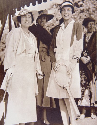 Mrs Helen Wills Moody (right) the American tennis champion, meets the Duchess of York at the All-England Club at Wimbledon during the Lawn Tennis Championship in 1935 (b/w photo) بواسطة مصور أمريكي