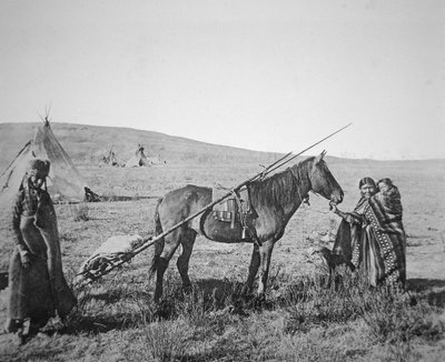 Native American Cree people of Western Canada, c.1890 (b/w photo) بواسطة مصور أمريكي