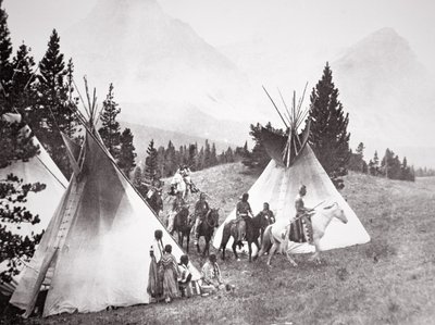 Native American Teepee Camp ، مونتانا ، حوالي 1900 (صورة بالأبيض والأسود) بواسطة مصور أمريكي