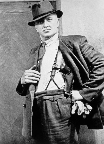 New York Police Detective, c.1920 (b/w photo) بواسطة مصور أمريكي