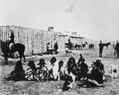 North West Mounted Police at Fort Calgary in 1876 (b/w photo) بواسطة مصور أمريكي